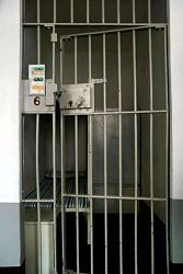 3.3平方小监室，前面箱子里面是马桶，法轮功学员就被关在里面。