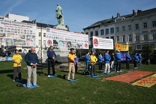 图9：法轮功学员在横幅下的功法展示