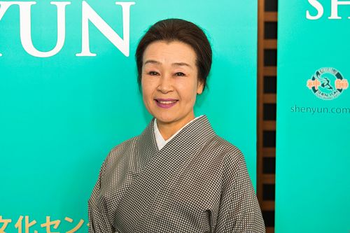 日本古典舞的著名流派立花流的立花志乃(TachibanaShino)女士慕名前来观赏神韵演出后赞叹道:“让人回想起古风悠悠,典雅大度的中国,不免心中升起敬仰之意。”