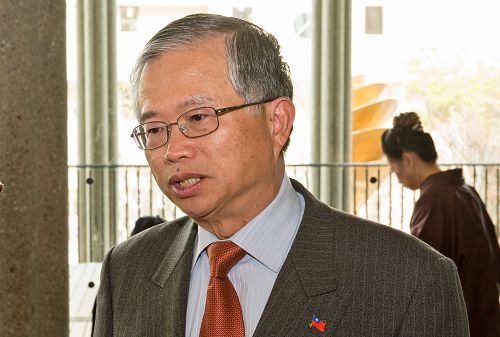 台北驻大阪经济文化办事处总领事蔡明耀先生带领10多名工作人员观看神韵在日本西宫市的演出。蔡明耀由衷的感佩,“神韵演出很了不起,的确名不虚传。”