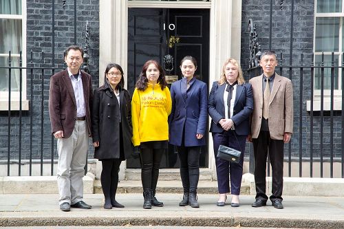 图1:二零一五年四月二十五日下午三时,六位法轮功学员把呼吁帮助停止迫害法轮功的请愿信送进首相府