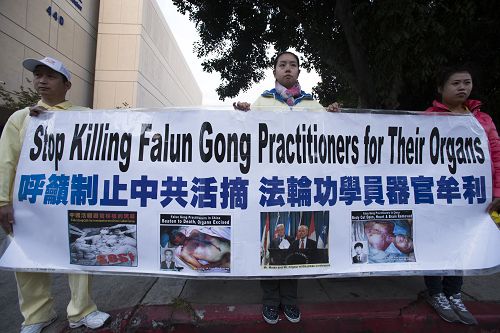 图:数百名法轮功学员聚集在洛杉矶中领馆前,烛光纪念十六年前的这一天。