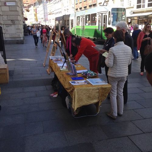 格拉茨民众了解真相后,在征签表上签名