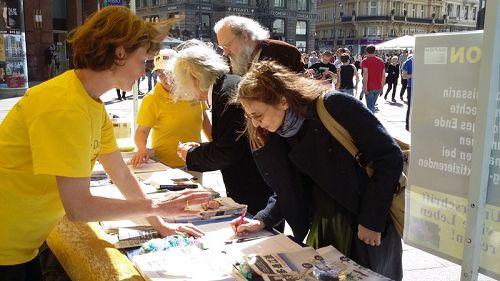 维也纳信息日吸引众多民众前来了解真相,并签名制止迫害