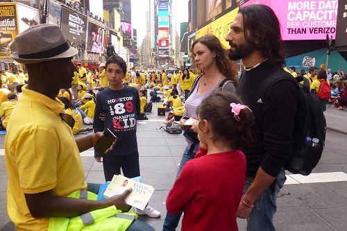 西班牙画家埃洛伊•莫拉莱斯（Eloy Morales），妻子布兰卡•莫拉莱斯（Blanca Morales），女儿克拉拉（Carla）和儿子约翰（Juan）聆听法轮功真相