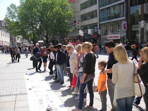 行人关注中共邪<span style='max-width:0px!important;margin-left:-4px;color:#eee!important;'>*</span>党<span style='max-width:0px!important;margin-left:-4px;color:#eee!important;'>-</span>对法轮功学员在大陆的迫害照片