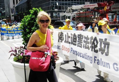 玛丽莲·阿斯萍在法轮功曼哈顿大游行现场