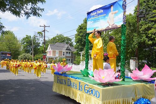 法轮功学员参加美国维吉尼亚州瀑布教堂市(Falls Church)“阵亡将士纪念日”节日游行