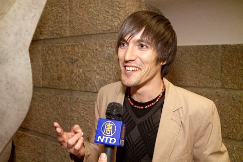 图5:奥地利萨尔兹堡(Salzburg)RTS电视台脱口秀节目主持人马里尤斯•荷泽(Marius Holzer)先生