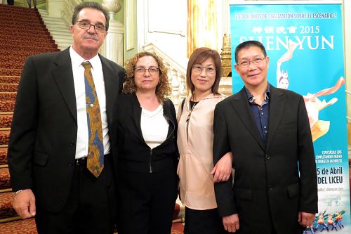 图11:警长约翰•林德Juan Linde携妻及二位华裔友人观神韵