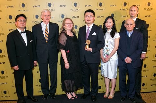 图2：《活摘》团队代表及嘉宾出席皮博迪颁奖仪式。（从左到右）加拿大新<span style='max-width:0px!important;margin-left:-4px;color:#eee!important;'>!</span>唐<span style='max-width:0px!important;margin-left:-4px;color:#eee!important;'>!</span>人<span style='max-width:0px!important;margin-left:-4px;color:#eee!important;'>:</span>电视台负责人Joe Wang；加拿大前亚太司司长大卫•乔高（David Kilgour）；加拿大媒体基金会主席瓦莱丽（Valerie Creighton）；加拿大温哥华华裔导演李云翔；Crystal Chen；加拿大人权律师大卫•麦塔斯（David Matas）；Jared Pearman。