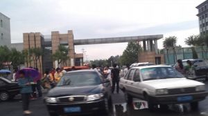 在法院东门北侧、警戒线以北,各镇政法委、综治办人员及车辆。附近有一辆警车冀R1308警,杂牌车有:京MQ2538,京K6291,京5239E,京JEB982,冀R55N39,京PIMW22,冀RSH026,ISS288,冀RD9L67,冀235Q5,冀W7031,冀DC673。