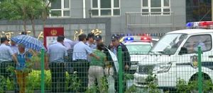 警察强行要把三个老太太推上车,拉走