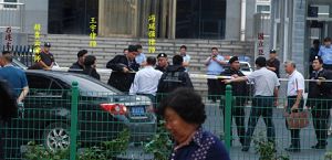 律师准时到达法院东门,却被特警告知需从南门進入,国立臣、石连东就在现场指挥