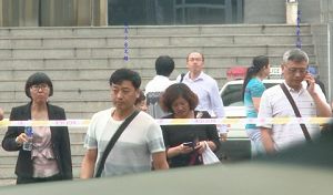 非法庭审结束,当事人文杰的两个弟弟文明和文超与三位律师走出法院