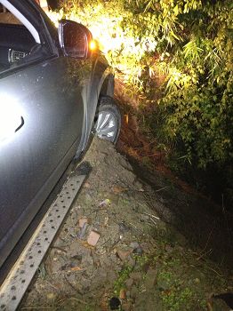 图:车祸现场:右前轮基本悬空。