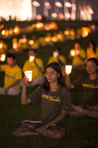 图1-5:法轮功学员在美国首都华盛顿纪念碑下,烛光夜悼被迫害致死的中国大陆同修