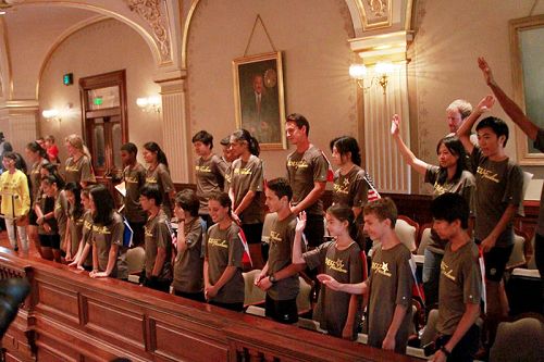 二零一五年七月一日，伊利诺伊州州议院邀请青少年骑手进入议员们开会的大厅旁听他们的议程，并正式介绍了“骑向自由”自行车之旅。