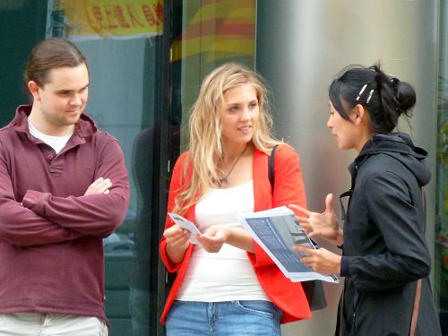 图9:Anne正在倾听学员讲述真相。