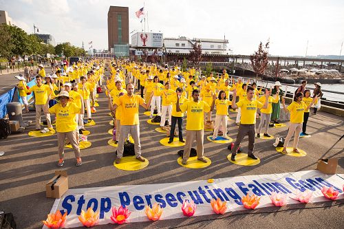 图1-4:七月二十日傍晚,部分大纽约地区的法轮功学员汇集在纽约中领馆的对面,以和平炼功、静坐等方式,抗议中共对法轮功的、持续了十六年的迫害,并呼吁制止迫害