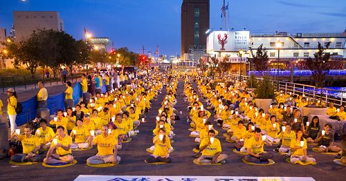 图5-10:夜幕降临,法轮功学员点燃点点烛光,默默地悼念被迫害致死的同修……无声胜有声:“一点点烛光,一曲曲悲歌,诉说着修炼者的英雄悲壮;一点点烛光,一首首史诗,讲述着修炼者的慈悲坚强。”