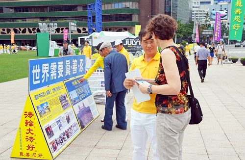 图6:图为行人在听学员讲真相。