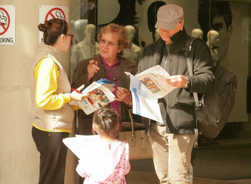 珀斯市中心步行街上民众关注法轮功受迫害真相,支持大陆诉江
