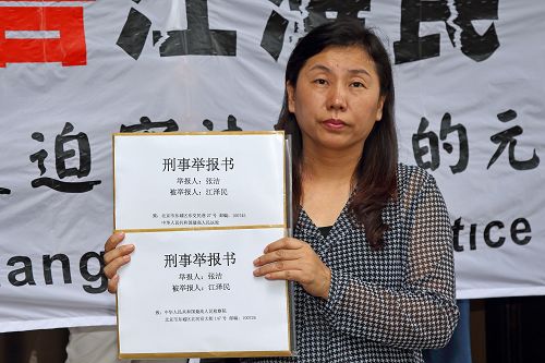 图6. 香港法轮功学员张洁举报江泽民，不单因为他罪恶滔天，也因为七十四岁的母亲上个月遭公安从家中抓走，目前仍被非法关押在济南市看守所。