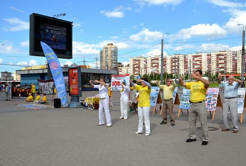 图1-2：法轮功学员在圣彼得堡最繁华的“库普奇诺”区举办讲真相活动，揭露中共迫害