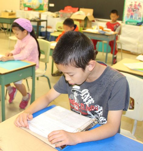 九岁的Mark认真读《论语》