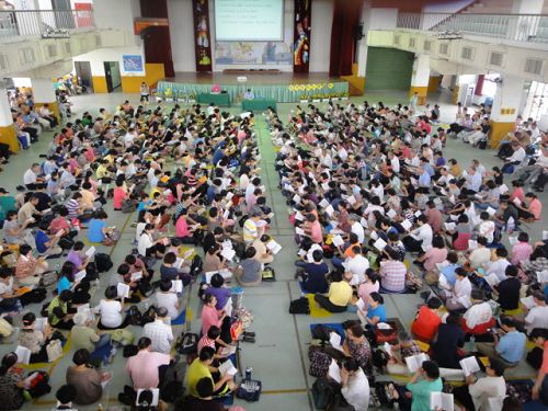 约六百名左右学员汇聚台中,一起学法交流对大陆讲真相的体会。