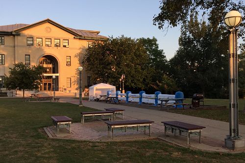 图1-4：卡内基梅隆大学校园内一景：该校的“法轮大法之友”将校园草坪上的“栅栏”刷上了“法轮大法”和“真、善、忍”，非常引人瞩目。