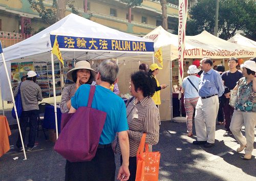 图2-3：许多华人驻足了解真相，并三<span style='max-width:0px!important;margin-left:-4px;color:#eee!important;'>:</span>退<span style='max-width:0px!important;margin-left:-4px;color:#eee!important;'>.</span>。