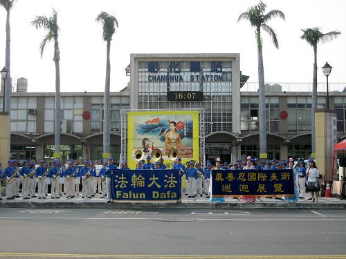 图2-6:军乐队、腰鼓队、合唱团、炼功队伍、图片展,动静皆有的活动吸引民众停下脚步观看、拍照。