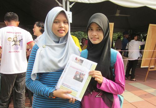 图12:姐姐Sharifah Shahira(右)妹妹Sharifah Shafika(左)异口同声赞同举报江泽民,因为他必须受到法律的制裁。