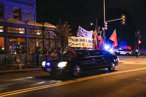 图3：九月二十四日晚，习*近*平及其随行人员三次目睹法轮功学员打出的“法办江泽民”横幅。图为习*近*平乘坐的车。