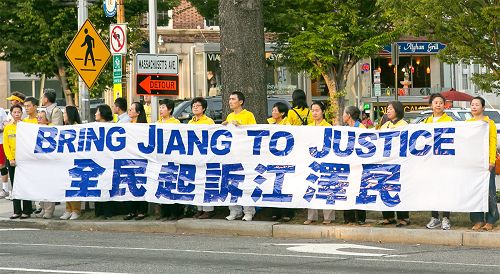 图8：九月二十四日傍晚，华府部分法轮功学员在习*近*平入住的酒店外打横幅，表达心声。