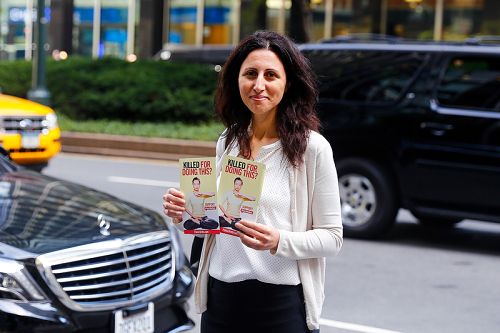 图3-6：二零一五年九月二十五日，纽约部分法轮功学员在习*近*平将入住的华尔道夫酒店对面和平请愿，法轮功学员展现的祥和理性受到路人的赞许。