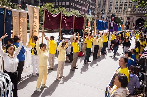 图1-4：纽约法轮功学员在习*近*平入住的酒店外和平请愿，要求法办江泽民。