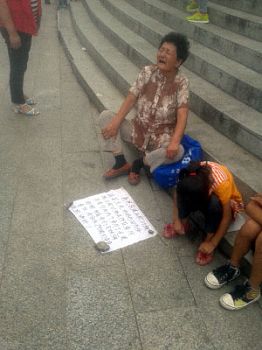 石银雪的母亲和孙儿