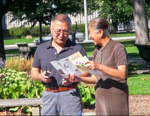 法轮功学员和华人面对面讲真相，劝三<span style='max-width:0px!important;margin-left:-4px;color:#eee!important;'>:</span>退<span style='max-width:0px!important;margin-left:-4px;color:#eee!important;'>.</span>