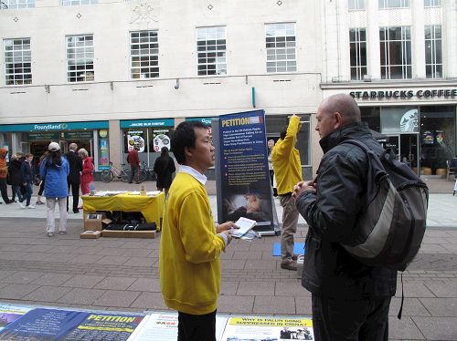 '图1-4:二零一六年十月八日,法轮功学员在英国威尔士首府卡迪夫(Cardiff)商业中心区炼功、讲真相、征签。'