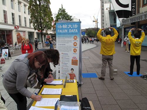 '图5:了解真相的民众在制止中共活摘请愿书上签名。'