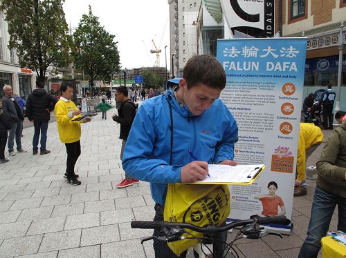 '图8:威尔士男青年丹尼尔(Daniel)认真了解真相后签名反“活摘”'