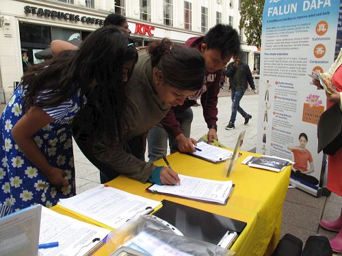 '图10:一位在卡迪夫大学NHS系统工作的女士第一次听闻中共“活摘”罪行,在震惊之中立即在征签表上签名'