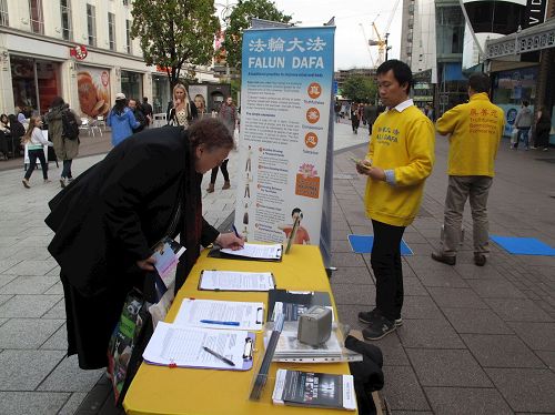 '图11:曾在威尔士政府部门工作的帕米拉(Pamla)女士在了解真相后签名反对中共“活摘”罪行。'