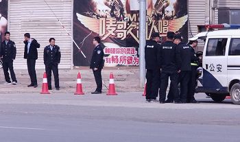 图3：肥乡区法院东边路，路南头路口警察、警车。
