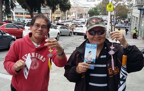 图17:罗杰(RogerBailelon)和朋友(左)Nabor说:法轮功真美好。