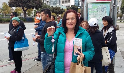 图18:从墨西哥来的库妮塔(Juanita)正赶上当天的游行,她说:我们应该一起来制止迫害。