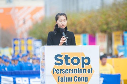 '图1-3:二零一六年十月二十五日,二千多名法轮功学员在旧金山市政广场集会,呼吁制止迫害法轮功,法办迫害元凶。'